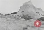 Immagine di Native American Indian tende in Badlands South Dakota United States USA, 1920, secondo 14 filmato di repertorio 65675057699