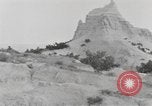 Immagine di Native American Indian tende in Badlands South Dakota United States USA, 1920, secondo 15 filmato di repertorio 65675057699