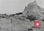 Immagine di Native American Indian tende in Badlands South Dakota United States USA, 1920, secondo 16 filmato di repertorio 65675057699