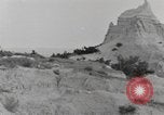 Immagine di Native American Indian tende in Badlands South Dakota United States USA, 1920, secondo 18 filmato di repertorio 65675057699