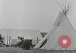 Immagine di Native American Indian tende in Badlands South Dakota United States USA, 1920, secondo 23 filmato di repertorio 65675057699