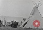 Immagine di Native American Indian tende in Badlands South Dakota United States USA, 1920, secondo 24 filmato di repertorio 65675057699