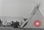 Immagine di Native American Indian tende in Badlands South Dakota United States USA, 1920, secondo 25 filmato di repertorio 65675057699