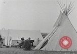 Immagine di Native American Indian tende in Badlands South Dakota United States USA, 1920, secondo 26 filmato di repertorio 65675057699