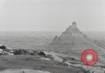 Immagine di Native American Indian tende in Badlands South Dakota United States USA, 1920, secondo 34 filmato di repertorio 65675057699