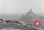 Immagine di Native American Indian tende in Badlands South Dakota United States USA, 1920, secondo 35 filmato di repertorio 65675057699