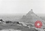 Immagine di Native American Indian tende in Badlands South Dakota United States USA, 1920, secondo 36 filmato di repertorio 65675057699