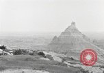 Immagine di Native American Indian tende in Badlands South Dakota United States USA, 1920, secondo 37 filmato di repertorio 65675057699