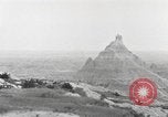 Immagine di Native American Indian tende in Badlands South Dakota United States USA, 1920, secondo 38 filmato di repertorio 65675057699