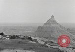 Immagine di Native American Indian tende in Badlands South Dakota United States USA, 1920, secondo 40 filmato di repertorio 65675057699