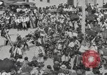 Immagine di Native American Indian tende in Badlands South Dakota United States USA, 1920, secondo 56 filmato di repertorio 65675057699