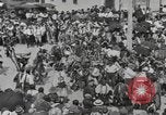 Immagine di Native American Indian tende in Badlands South Dakota United States USA, 1920, secondo 57 filmato di repertorio 65675057699
