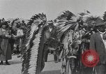 Immagine di Native American Indian tende in Badlands South Dakota United States USA, 1920, secondo 62 filmato di repertorio 65675057699