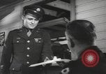 Standbild Soldaten aus der Armee entlassen zu werden Utah United States USA, 1945, aus Sekunde 29 historischem Filmmaterial Videoclip 65675057704