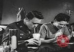 Standbild Soldaten aus der Armee entlassen zu werden Utah United States USA, 1945, aus Sekunde 47 historischem Filmmaterial Videoclip 65675057704