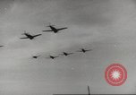 Standbild P-47 Thunderbolt Flugzeuge Vereinigtes Königreich, 1944, aus Sekunde 55 historischem Filmmaterial Videoclip 65675057707