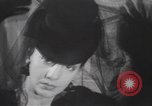 Image les mannequins montrent des chapeaux de fourrure New York City USA, 1940, de la seconde 14 séquences d'archives historiques vidéo 65675057748