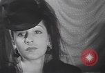Image les mannequins montrent des chapeaux de fourrure New York City USA, 1940, de la seconde 16 séquences d'archives historiques vidéo 65675057748