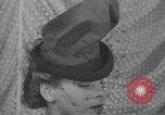 Image les mannequins montrent des chapeaux de fourrure New York City USA, 1940, de la seconde 27 séquences d'archives historiques vidéo 65675057748
