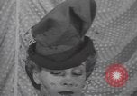 Image les mannequins montrent des chapeaux de fourrure New York City USA, 1940, de la seconde 28 séquences d'archives historiques vidéo 65675057748