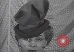 Image les mannequins montrent des chapeaux de fourrure New York City USA, 1940, de la seconde 29 séquences d'archives historiques vidéo 65675057748