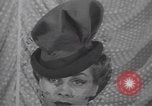 Image les mannequins montrent des chapeaux de fourrure New York City USA, 1940, de la seconde 30 séquences d'archives historiques vidéo 65675057748