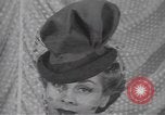 Image les mannequins montrent des chapeaux de fourrure New York City USA, 1940, de la seconde 31 séquences d'archives historiques vidéo 65675057748