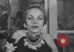 Image les mannequins montrent des chapeaux de fourrure New York City USA, 1940, de la seconde 52 séquences d'archives historiques vidéo 65675057748