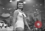 Standbild Miss-World-Wahlen London England Vereinigtes Königreich, 1960, aus Sekunde 37 historischem Filmmaterial Videoclip 65675057782