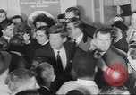Immagine di John F Kennedy Hyannis Port Massachusetts USA, 1960, secondo 32 filmato di repertorio 65675057805
