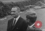 Immagine di John F Kennedy Hyannis Port Massachusetts USA, 1960, secondo 38 filmato di repertorio 65675057805