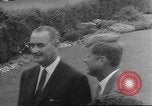 Immagine di John F Kennedy Hyannis Port Massachusetts USA, 1960, secondo 39 filmato di repertorio 65675057805