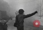 Standbild Schlacht in den Ardennen in Belgien während Zweiten Weltkrieg Belgien, 1945, aus Sekunde 15 historischem Filmmaterial Videoclip 65675057852