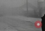 Standbild Schlacht in den Ardennen in Belgien während Zweiten Weltkrieg Belgien, 1945, aus Sekunde 25 historischem Filmmaterial Videoclip 65675057852