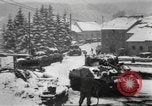Standbild Schlacht in den Ardennen in Belgien während Zweiten Weltkrieg Belgien, 1945, aus Sekunde 27 historischem Filmmaterial Videoclip 65675057852