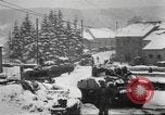 Standbild Schlacht in den Ardennen in Belgien während Zweiten Weltkrieg Belgien, 1945, aus Sekunde 29 historischem Filmmaterial Videoclip 65675057852