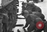 Standbild Schlacht in den Ardennen in Belgien während Zweiten Weltkrieg Belgien, 1945, aus Sekunde 48 historischem Filmmaterial Videoclip 65675057852