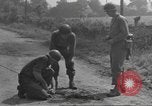 Immagine di Soldato disinnescare un tedesco Teller miniera Pont Bellenger Francia, 1944, secondo 6 filmato di repertorio 65675057863