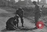 Immagine di Soldato disinnescare un tedesco Teller miniera Pont Bellenger Francia, 1944, secondo 7 filmato di repertorio 65675057863