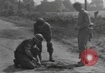 Immagine di Soldato disinnescare un tedesco Teller miniera Pont Bellenger Francia, 1944, secondo 8 filmato di repertorio 65675057863