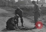 Immagine di Soldato disinnescare un tedesco Teller miniera Pont Bellenger Francia, 1944, secondo 9 filmato di repertorio 65675057863