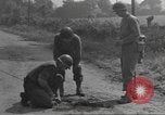 Immagine di Soldato disinnescare un tedesco Teller miniera Pont Bellenger Francia, 1944, secondo 10 filmato di repertorio 65675057863