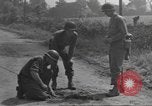 Immagine di Soldato disinnescare un tedesco Teller miniera Pont Bellenger Francia, 1944, secondo 13 filmato di repertorio 65675057863