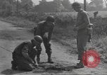 Immagine di Soldato disinnescare un tedesco Teller miniera Pont Bellenger Francia, 1944, secondo 14 filmato di repertorio 65675057863