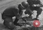 Immagine di Soldato disinnescare un tedesco Teller miniera Pont Bellenger Francia, 1944, secondo 15 filmato di repertorio 65675057863