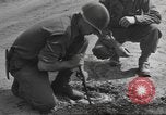 Immagine di Soldato disinnescare un tedesco Teller miniera Pont Bellenger Francia, 1944, secondo 16 filmato di repertorio 65675057863