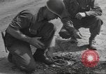 Immagine di Soldato disinnescare un tedesco Teller miniera Pont Bellenger Francia, 1944, secondo 17 filmato di repertorio 65675057863
