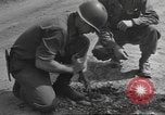 Immagine di Soldato disinnescare un tedesco Teller miniera Pont Bellenger Francia, 1944, secondo 18 filmato di repertorio 65675057863