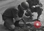 Immagine di Soldato disinnescare un tedesco Teller miniera Pont Bellenger Francia, 1944, secondo 20 filmato di repertorio 65675057863