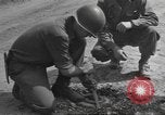 Immagine di Soldato disinnescare un tedesco Teller miniera Pont Bellenger Francia, 1944, secondo 21 filmato di repertorio 65675057863